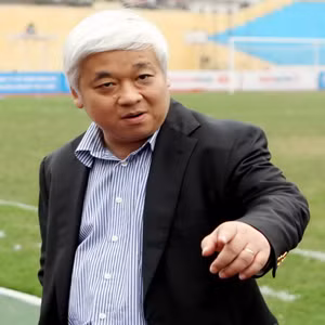 Bầu Kiên là nguyên Phó chủ tịch HĐQT Ngân hàng TMCP Á Châu – ACB. Ông sinh ra trong một gia đình nhà giáo. Năm 16 tuổi, cậu thanh niên Nguyễn Đức Kiên chọn thi vào Đại học Kỹ thuật Quân sự (Bộ Quốc phòng), sau đó đi tu nghiệp Trường Kỹ thuật Quân sự Zalkamatê ở Hungary (1981-1985). Ảnh: Internet