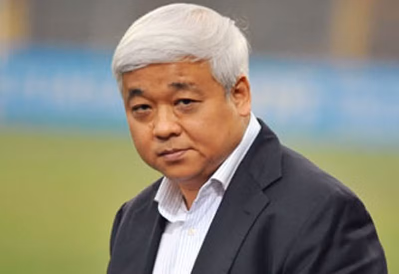 Ông Nguyễn Đức Kiên (sinh năm 1964, hay còn gọi là bầu Kiên) từng được người hâm mộ thể thao trong nước biết đến như một ông bầu bóng đá bạo ngôn. Còn giới tài chính ngân hàng nhắc đến vị đại gia này với cái tên "Kiên đầu bạc". Ảnh: Vietnamnet