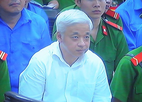 Với 4 tội danh Lừa đảo chiếm đoạt tài sản, Trốn thuế, Kinh doanh trái phép, Cố ý làm trái quy định của Nhà nước về quản lý kinh tế gây hậu quả nghiêm trọng, "bầu" Kiên bị tuyên án 30 năm tù giam trong phiên sơ thẩm và bị tuyên án giữ nguyên án sơ thẩm trong phiên phúc thẩm vào cuối năm 2014. Ảnh: Suckhoedoisong