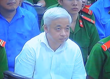 Với 4 tội danh Lừa đảo chiếm đoạt tài sản, Trốn thuế, Kinh doanh trái phép, Cố ý làm trái quy định của Nhà nước về quản lý kinh tế gây hậu quả nghiêm trọng, "bầu" Kiên bị tuyên án 30 năm tù giam trong phiên sơ thẩm và bị tuyên án giữ nguyên án sơ thẩm trong phiên phúc thẩm vào cuối năm 2014. Ảnh: Suckhoedoisong