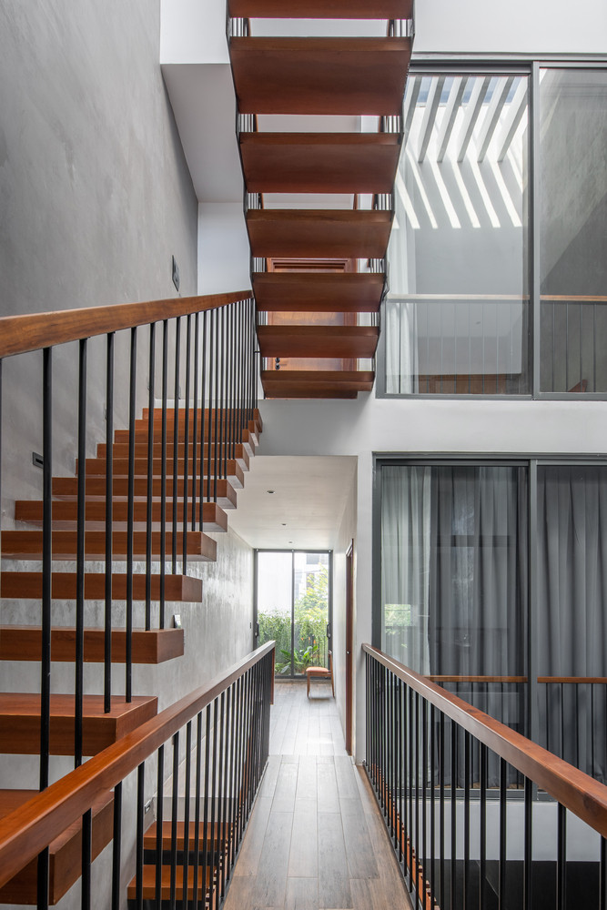 AD House nằm trong bối cảnh những ngôi nhà nằm san sát nhau trong khu đô thị mới phát triển, đặt ra bài toán khó cho việc thiết kế một công trình hoàn toàn “mở” và “thở”.