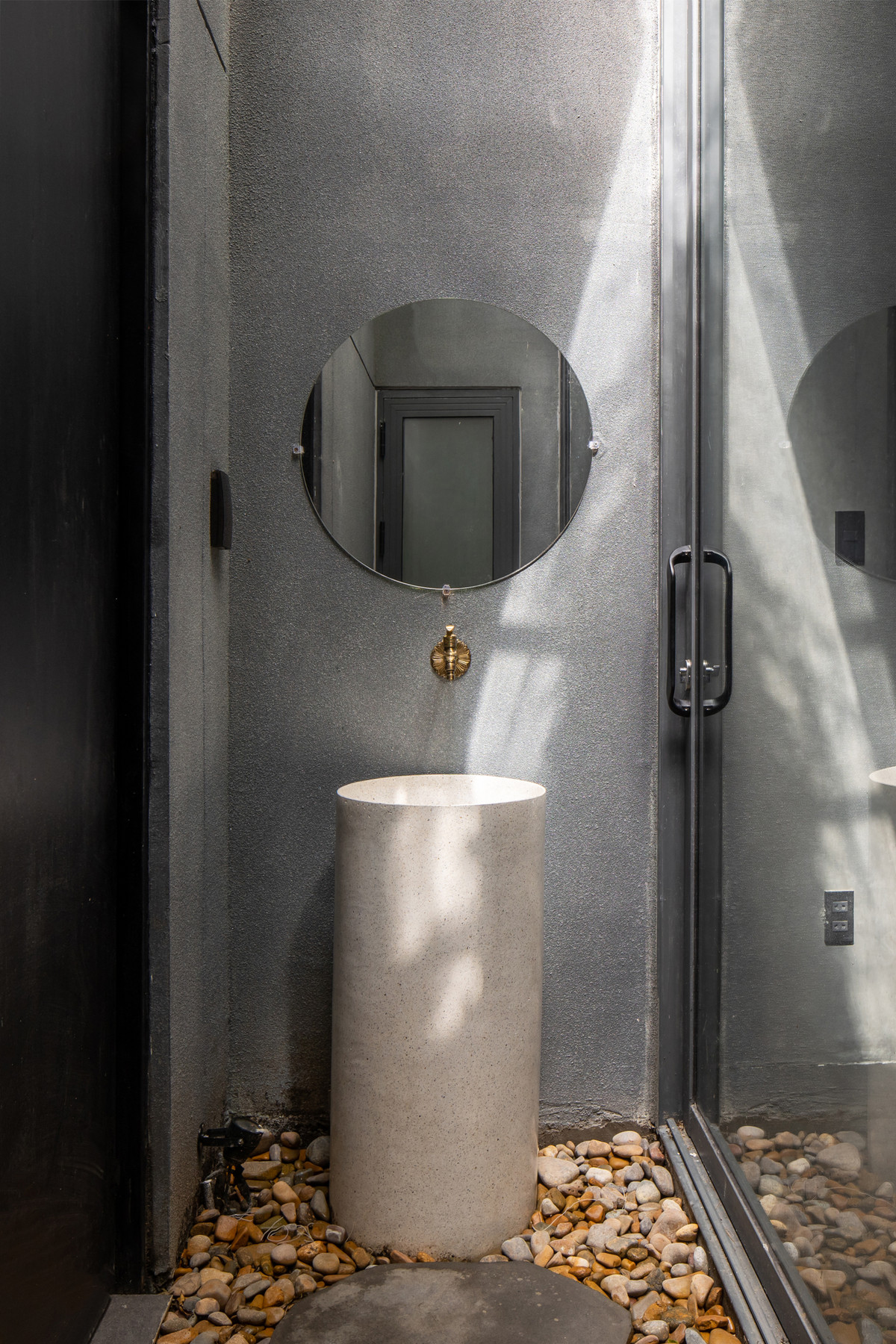 Khu vệ sinh cá nhân đặt bên ngoài, đón nắng và gió tự nhiên. Nguồn ảnh: Archdaily