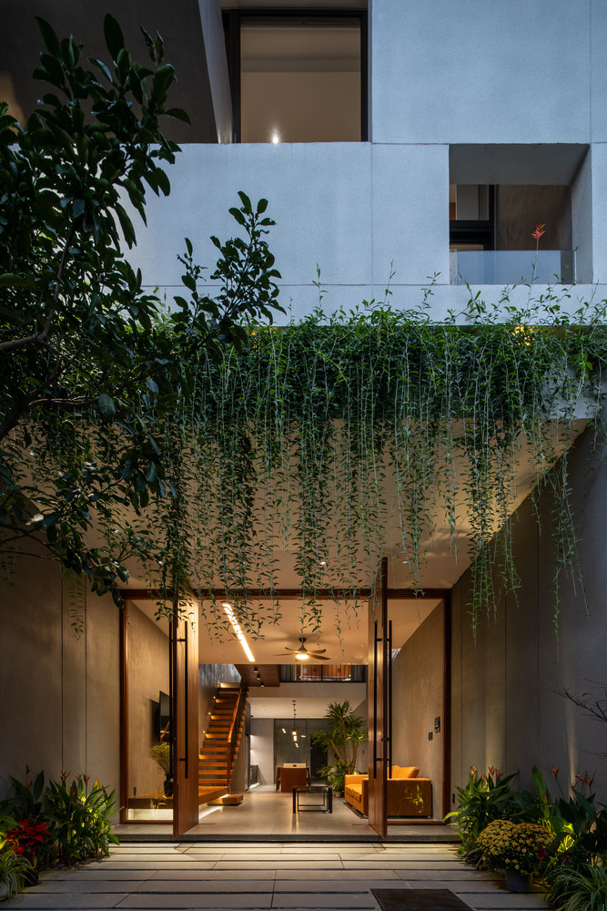 Thay vì sử dụng hết diện tích, kiến trúc sư chừa khoảng sân ở các vị trí trước, giữa và sau ngôi nhà.