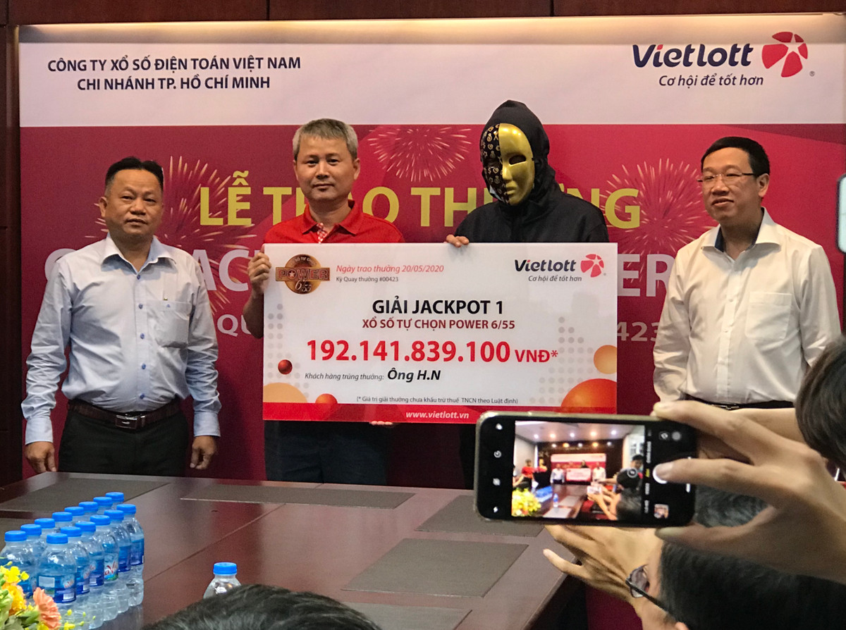 Ông H.N. mua cho vui và mỗi lần mua chỉ vài chục ngàn. Lần trúng số này, ông có mua 2 bộ số với 20.000 đồng. Ảnh: Vietlott