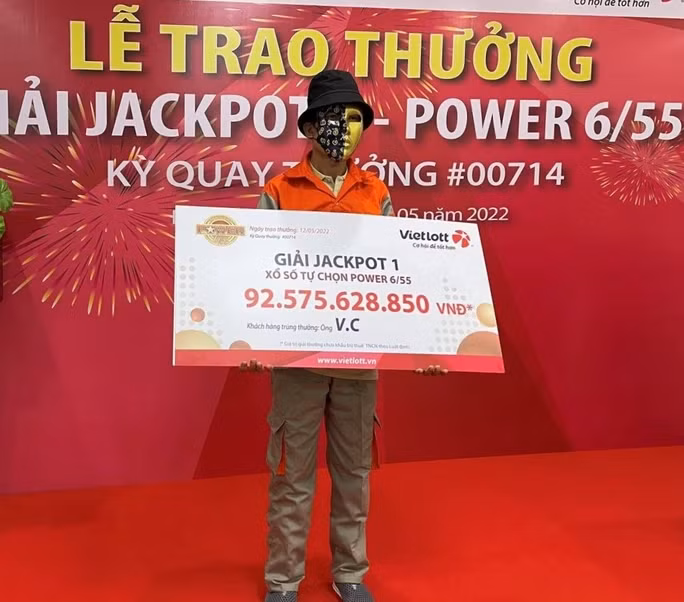 Tháng 5/2022 tại TP Đà Nẵng, Chi nhánh Khánh Hòa (thuộc Công ty Xổ số điện toán Việt Nam - Vietlott) tổ chức lễ trao thưởng cho ông V.C đến từ Đà Nẵng - người trúng giải Jackpot 1, sản phẩm xổ số tự chọn Power 6/55 trị giá hơn 92,5 tỷ đồng. Ảnh: Người lao động