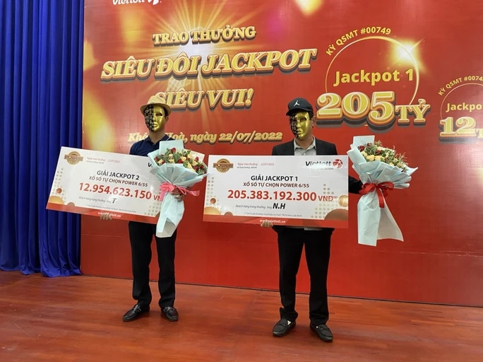 Tháng 7/2022, ông N.H - một đại gia Đà Nẵng trúng Jackpot hơn 205 tỷ đồng. Sau khi trừ thuế thu nhập cá nhân 10%, ông N.H nhận về hơn 184 tỷ đồng. Ảnh: Người lao động