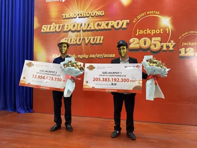 Tháng 7/2022, ông N.H - một đại gia Đà Nẵng trúng Jackpot hơn 205 tỷ đồng. Sau khi trừ thuế thu nhập cá nhân 10%, ông N.H nhận về hơn 184 tỷ đồng. Ảnh: Người lao động