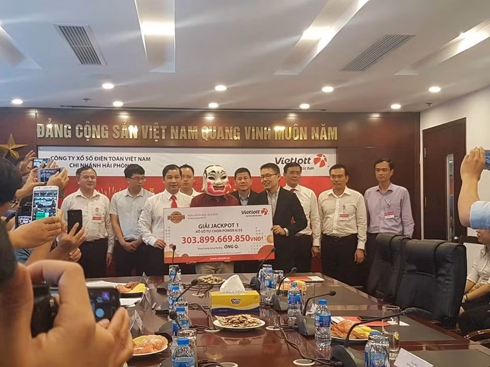 Ông Q. - khách hàng may mắn trúng hơn 300 tỷ Vietlott chia sẻ, bình thường cũng rất hay tham gia Vietlott, trung bình mua tuần 1 lần, hoặc 2,3 lần, mỗi lần mua vài trăm nghìn. Ảnh: Dân trí