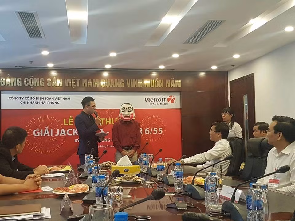 Đây là một trong những kỳ quay có người chơi trúng độc đắc với số tiền thưởng rất lớn. Trước đó, hồi tháng 5/2018, một khách hàng may mắn ở Hà Nội đã trúng giải Jackpot lên đến hơn 303 tỷ đồng - lớn nhất từ trước đến nay. Ảnh: Dân trí