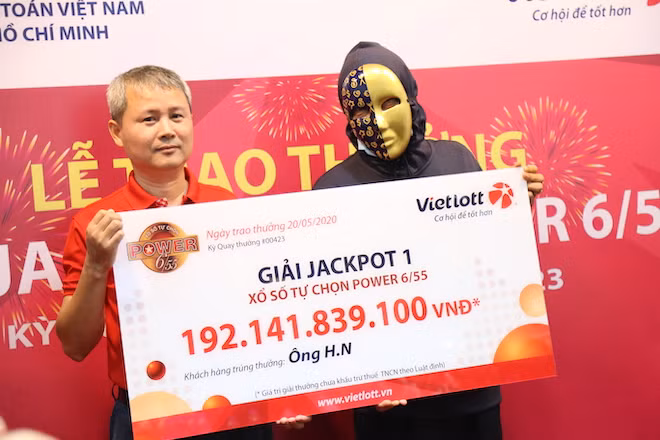 Tháng 5/2020, Vietlott tổ chức lễ trao thưởng hơn 192 tỷ đồng cho một khách hàng may mắn ở TP HCM đã trúng vé số Jackpot 1 Power 6/55 kỳ quay thứ 423 cho ông H.N. Ảnh: Vietlott