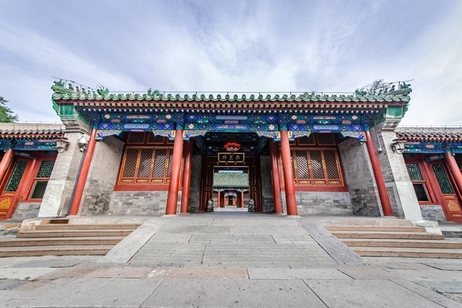 Cung Vương Phủ được xem như một tác phẩm nghệ thuật kiến trúc độc đáo, hài hòa giữa các công trình nhà cửa, cổng tường và núi non. Ảnh: 163