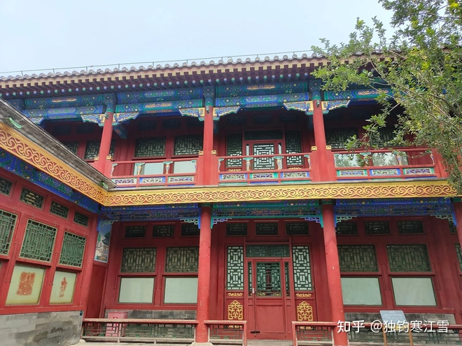 Phủ Hòa Thân được bao quanh bởi các bức tường cao và cổng kiên cố, mang đến vẻ uy nghi và trang nghiêm như một hoàng cung. Ảnh: Sohu