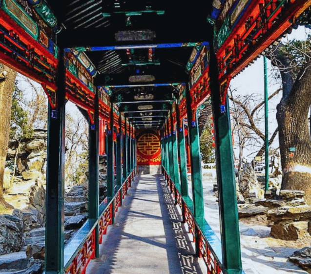 Khu vực hành lang dốc không có bậc thang trong cung Vương Phủ. Ảnh: Tourhot24h