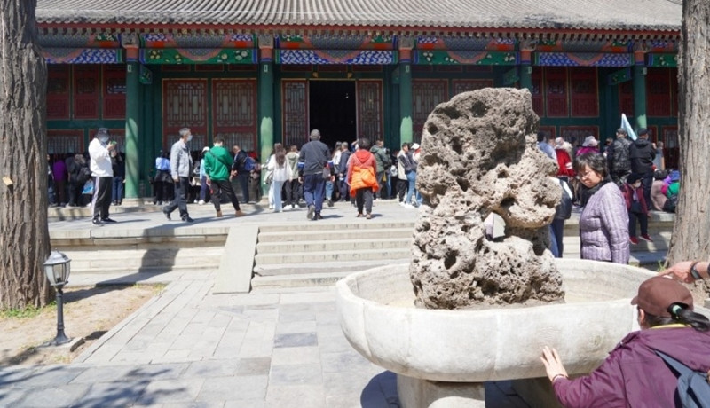 Trong phủ có một sân rộng làm trung tâm, xung quanh là các tòa nhà gỗ theo phong cách truyền thống, được chế tác từ những loại gỗ quý hiếm. Ảnh: VOV