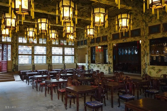 Ngoài ra, Hoà Thân còn xây dựng Di Thần Sở - nơi đây tựa nhà một nhà hát lớn được xây dựng bằng gỗ với kết cấu chắc chắn, không gian rộng bên trong, được khép kín hoàn toàn. Ảnh: 163