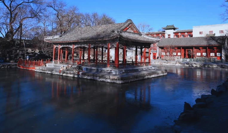 Các đồ vật làm bằng loại gỗ này đều có màu sắc rực rỡ và mùi hương đặc biệt. Theo các chuyên gia nhận định, một cây cột trong phủ Hoà làm bằng tuyết tùng kim tuyến cũng có giá lên tới 2,7 tỷ nhân dân tệ (tương đương hơn 9000 tỷ đồng). Ảnh: Tourhot24h