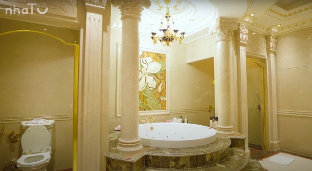 Phòng tắm được trang bị nội thất hiện đại.