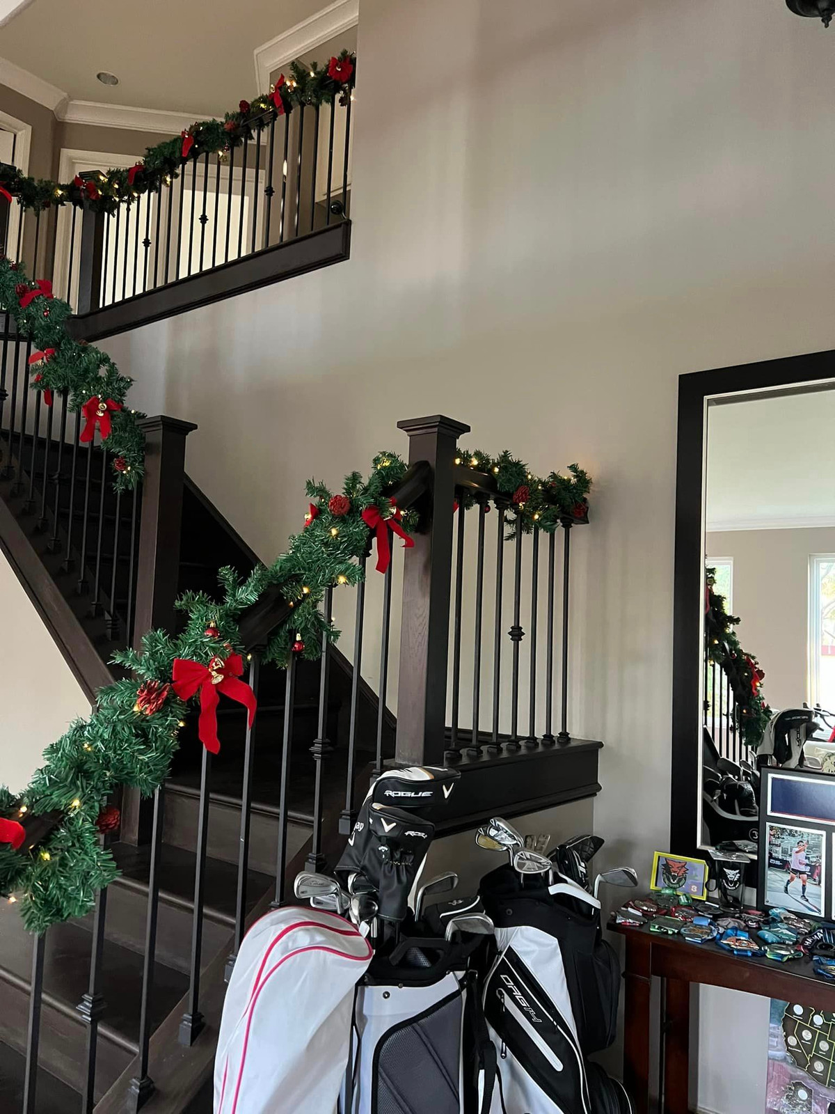 Tay vịn cầu thang cũng được chồng ca sĩ Thanh Thảo gắn dây thông điểm xuyết những chiếc nơ đỏ.