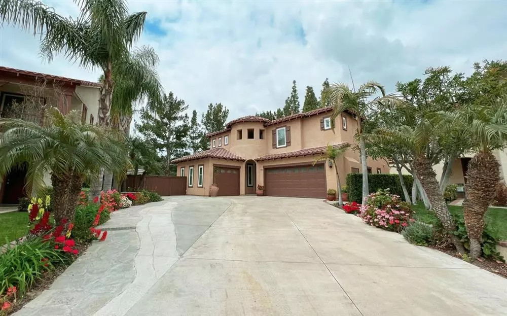 Biệt thự của Thanh Thảo tại Mỹ cao hai tầng, có hai garage để xe hơi, 4 phòng ngủ.