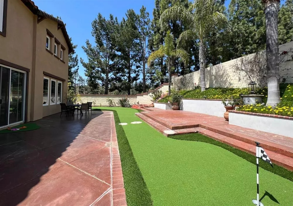 Bên trong biệt thự có sân vườn rộng rãi, sân golf nhỏ cho bé tập chơi môn thể thao quý tộc với ba mẹ. Nguồn ảnh: FBNV