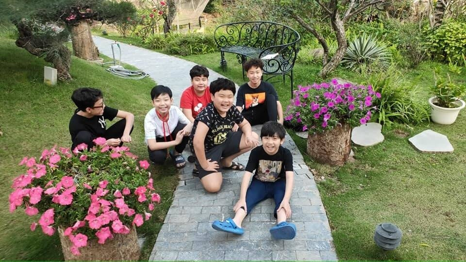 Gia đình Xuân Bắc dành nhiều thời gian để nghỉ ngơi, vui chơi tại biệt thự nhà vườn. Ảnh: FBNV