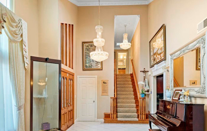 Mỗi góc trong nhà đều được trang trí tranh ảnh, đèn chùm đẹp mắt.