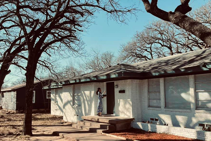 Ngoài ra, hồi đầu năm ngoái, Nguyễn Hồng Nhung tậu thêm căn nhà mới ở Irving. Căn nhà có tone đen - trắng được xây dựng theo phong cách cổ điển. Nguồn ảnh: FBNV