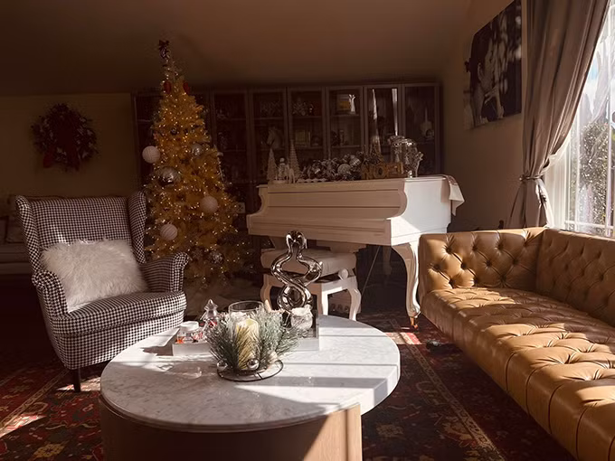 Phòng khách có sofa ghế bành để mọi người quây quần trò chuyện.