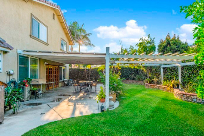 Khu vườn xanh mướt mang đến bầu không khí trong lành.