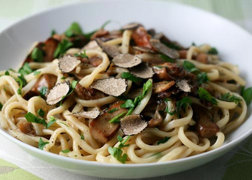 Trong các nhà hàng cao cấp, đầu bếp thường cạo một ít nấm truffle đen lên các món ăn như spaghetti, pasta, pizza... để tăng độ sang trọng. Ảnh: Italian Food