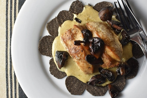 Theo một bếp trưởng tại Mỹ, khi ăn bít tết, thịt bò, cừu và nấm truffle đều giàu umami kết hợp với nhau tạo ra hương vị đậm đà gấp 8 lần so với khi ăn riêng một món. Ảnh: Perfectly Provence