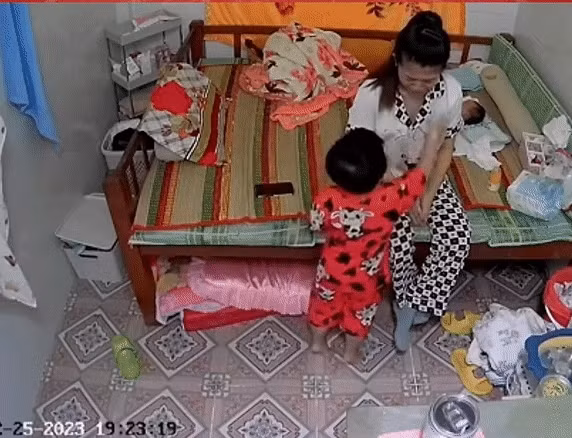 Thay me co bieu hien 'la', con trai phan ung khien nguoi xem cam dong