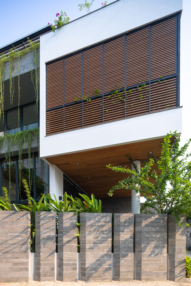 Dựa trên nhu cầu và các yếu tố thực tế đó, hình khối của căn nhà được định hướng đơn giản, cô đọng nhất có thể, tạo nên sự tương phản so với các công trình xung quanh.