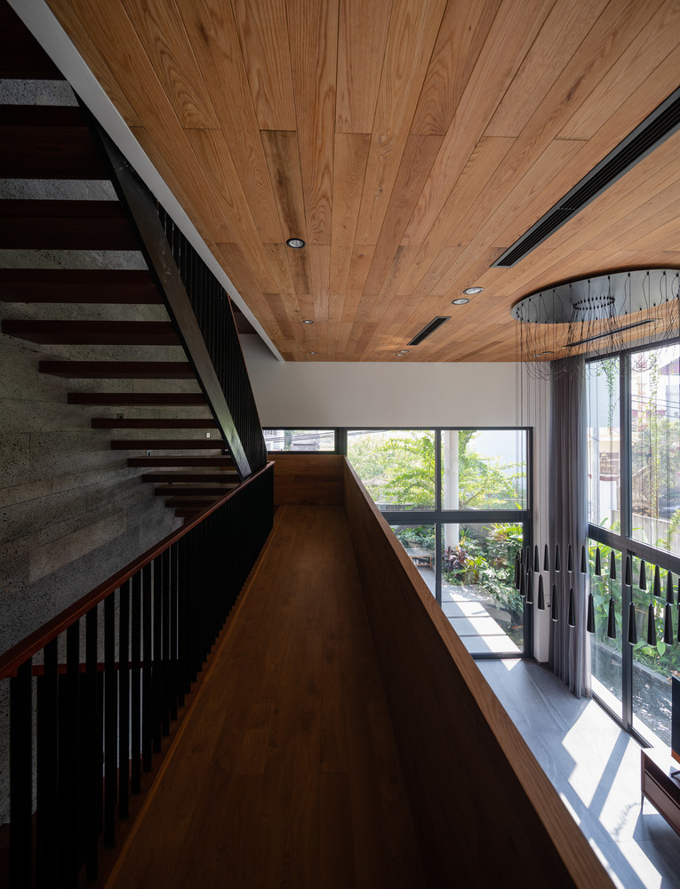 Từ hành lang bên trong nhà có thể nhìn hầu khắp cảnh quan sân vườn xung quanh.