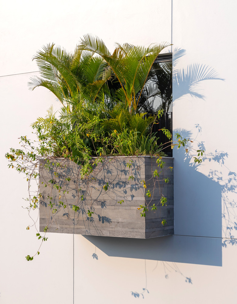 Ngoài ra, công trình còn tạo ra những khoảng đặc (các không gian chức năng) và rỗng (các không gian sân vườn) đan xen, bao quanh phù hợp.