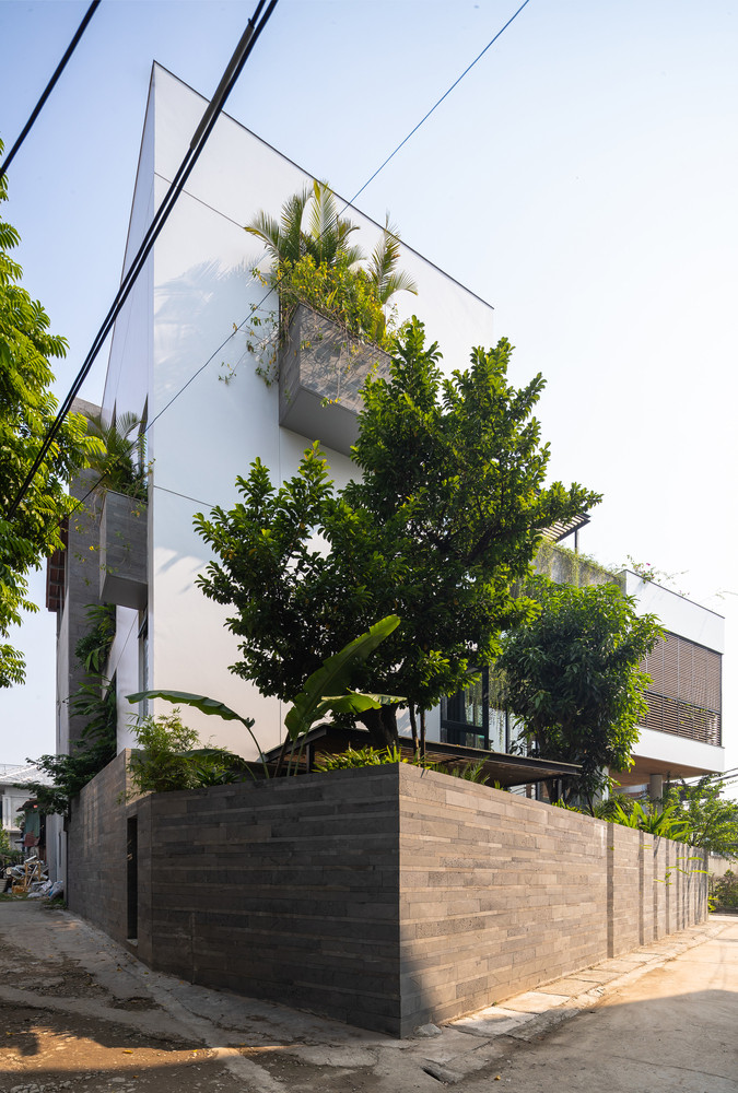 Với diện tích mặt thoáng như vậy, bài toán đặt ra cho kiến trúc sư là làm sao giải quyết được không gian mở, hướng nhìn tốt từ bên trong nhưng vẫn đảm bảo tính riêng tư nhất định với bên ngoài. Đồng thời, không quá tách biệt với môi trường sống xung quanh.