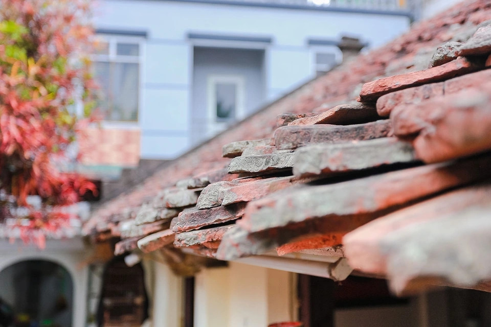 Mái ngói đất nung - đặc trưng của những ngôi nhà cổ truyền thống Bắc Bộ xưa. Ảnh: Dân trí