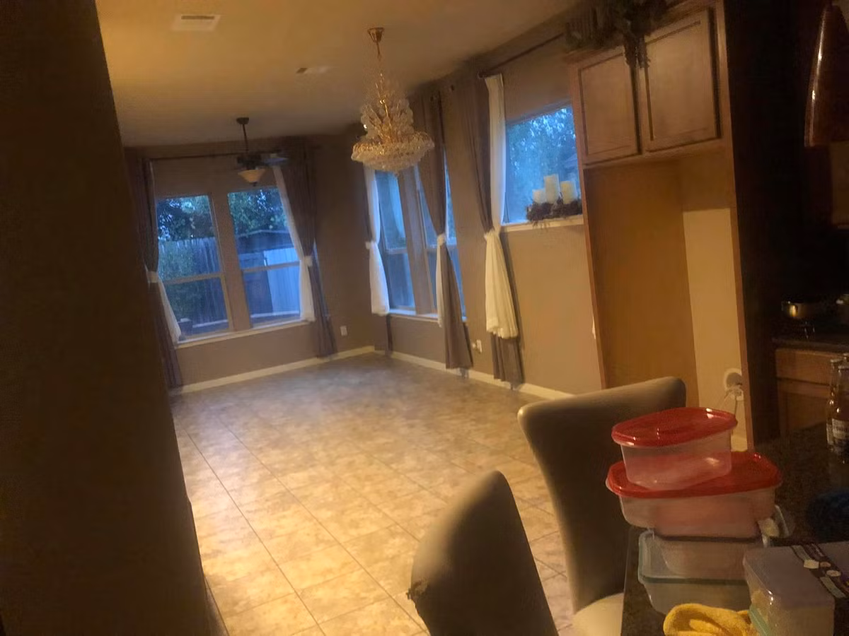 Nam ca sĩ xót xa khi không gian sống của cả gia đình trước đó tại xứ sở cờ hoa hiện trông như vườn hoang, nhà trống.