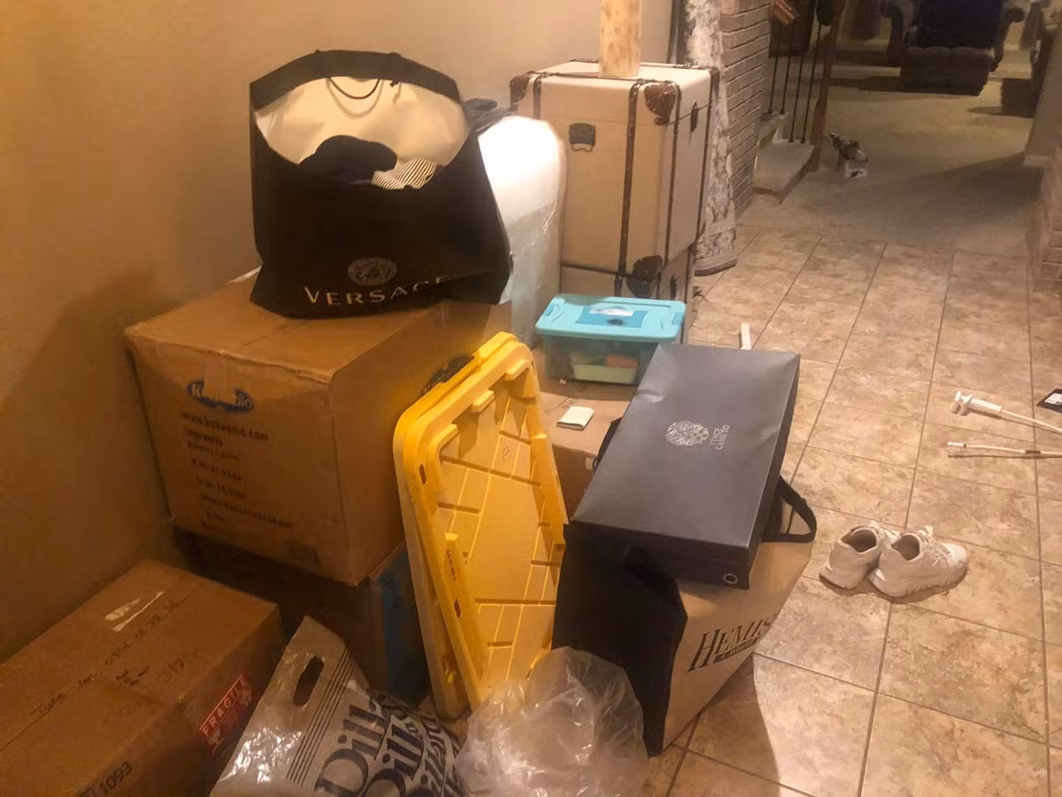 Đồ đạc ngổn ngang.