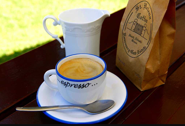 Saint Helena là một loại cà phê đắt đỏ đến từ hòn đảo Saint Helena xa xôi, ở Nam Đại Tây Dương. Được chế biến ướt bằng nước suối địa phương, cà phê Saint Helena có hương vị anh đào đen và sô cô la. Ảnh: Wiki