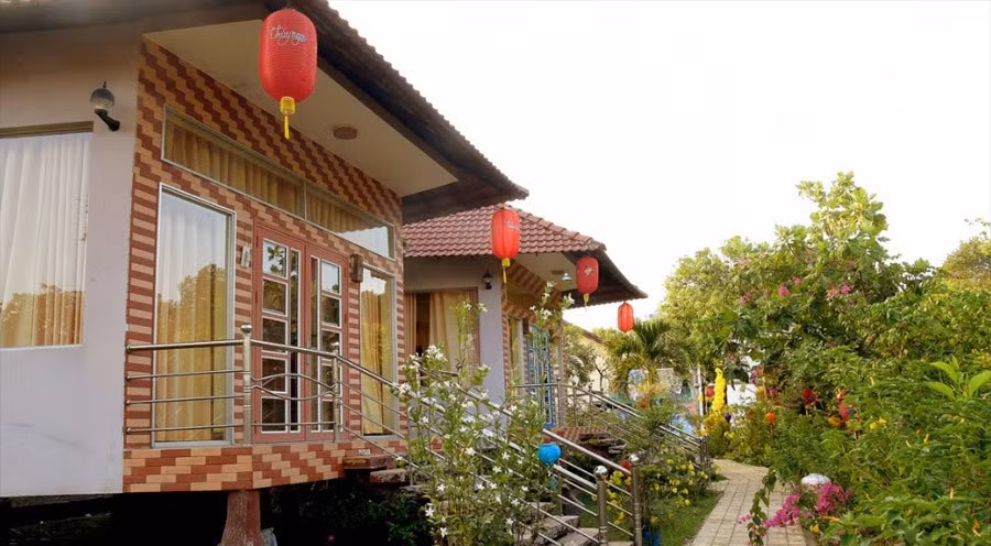 Trong khuôn viên biệt thự còn có dãy nhà 4 phòng cho khách nghỉ ngơi. Ảnh: Vietnamnet