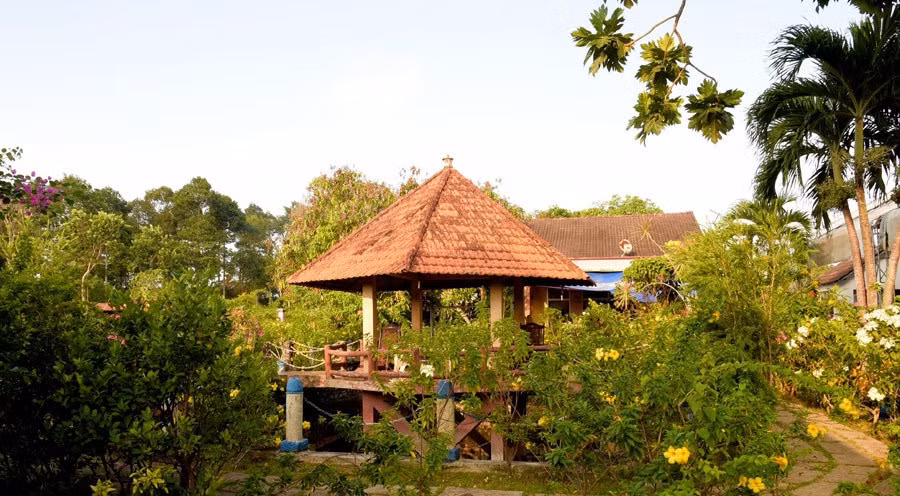 Nổi bật nhất là khu vườn Nam Bộ với đủ loại trái cây như mận, xoài, khế, mía... Ảnh: Vietnamnet