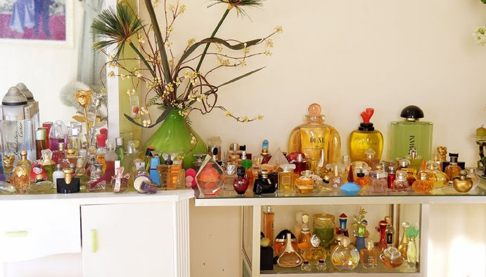 Bộ sưu tập nước hoa trong phòng ngủ. Ảnh: Vietnamnet
