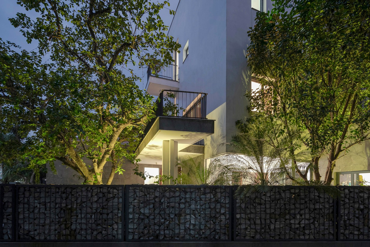 Trong khi đó, ánh sáng nhân tạo vào ban đêm mang lại chiều sâu cho không gian kiến trúc, thể hiện sự gần gũi, ấm áp. Nguồn ảnh: Triệu Chiến