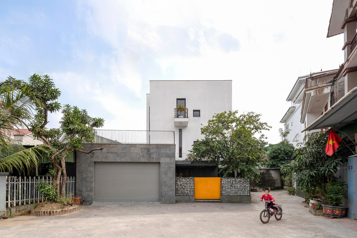 Nằm trong một con hẻm yên tĩnh tại Hà Tĩnh, ngôi nhà là tổ ấm của gia đình ba thế hệ gồm bà ngoại, một cặp vợ chồng và 3 người con.