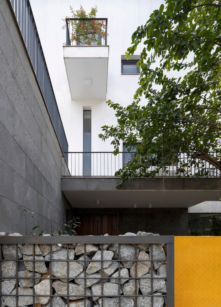 Sân trước, hiên trước và sân vườn tạo thành các lớp không gian hữu ích, giảm thiểu tác động của khí hậu, tiếng ồn, bụi bặm đồng thời gợi nhớ không gian nhà ở truyền thống xưa.