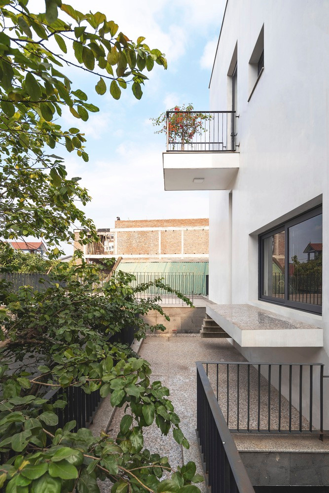 Đặc biệt, trong căn nhà có khu vườn với nhiều cây lớn.