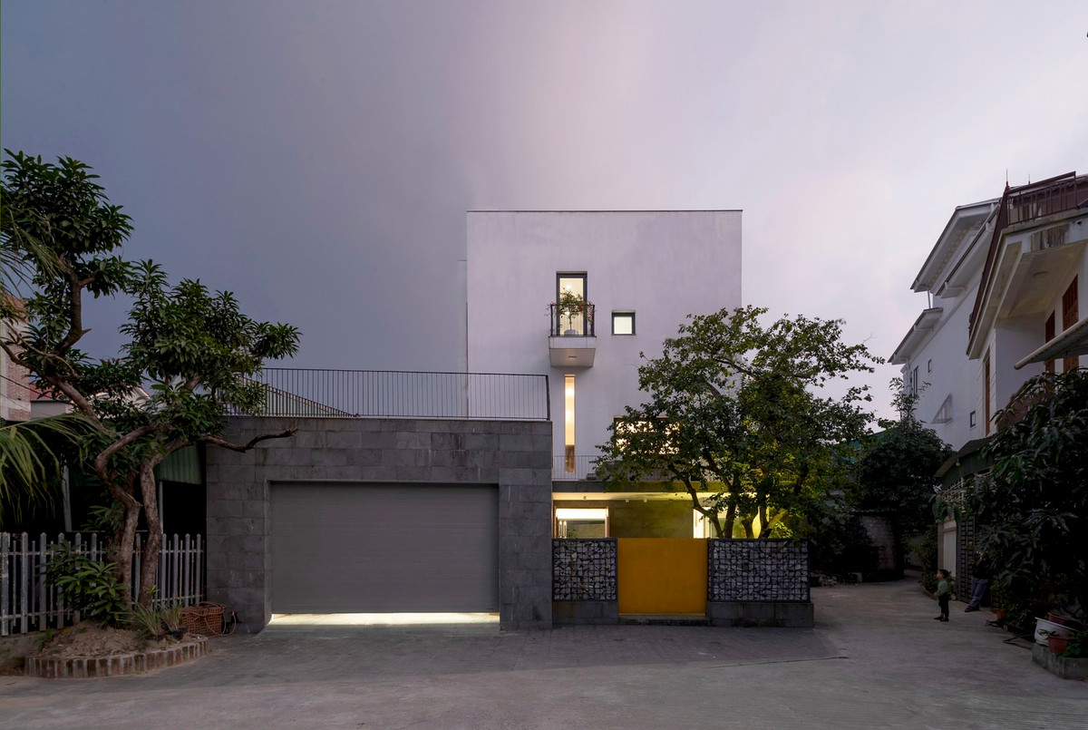 Ngôi nhà có hai mặt tiền và tầm nhìn ra bên ngoài được tối ưu hóa bằng cách nâng cao nền móng ở tầng 1.