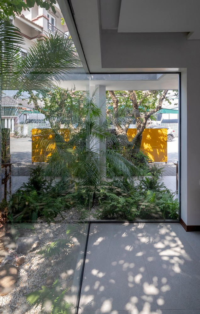 Ánh sáng tự nhiên ban ngày làm cho ngôi nhà nổi bật với vẻ đẹp từ hình khối, chất liệu và sinh hoạt hàng ngày.