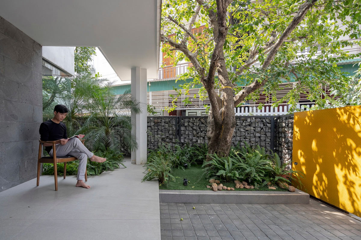Những khu vườn xen kẽ bao quanh không gian chức năng cung cấp ánh sáng và gió tự nhiên giúp nhà luôn tràn đầy năng lượng và sức sống.